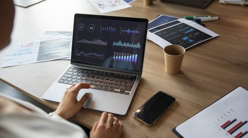 Analisis Perubahan Minat Pembaca terhadap Berita Ekonomi dan Teknologi di Tahun Ini