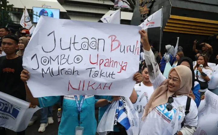 Tengah Kenaikan Kebutuhan Hidup Masyarakat